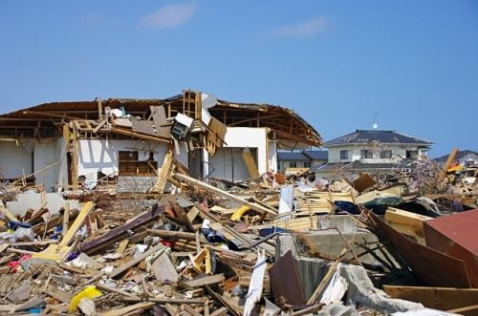 災害時の残骸がまだまだ残っている写真