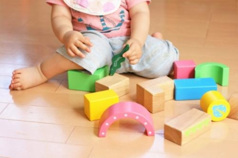 子どもが積み木などで遊んでいる写真