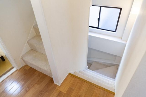 メゾネットタイプの部屋の階段部分を写した写真