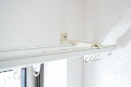取り付けられているカーテンレールの写真