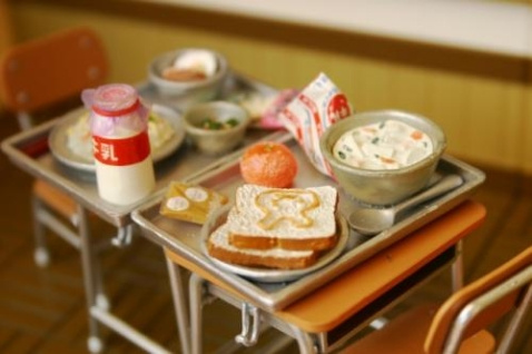 学校給食を再現したオモチャの写真