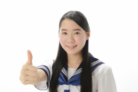 中学生の女の子が親指を立てて「Goo」とやっている写真