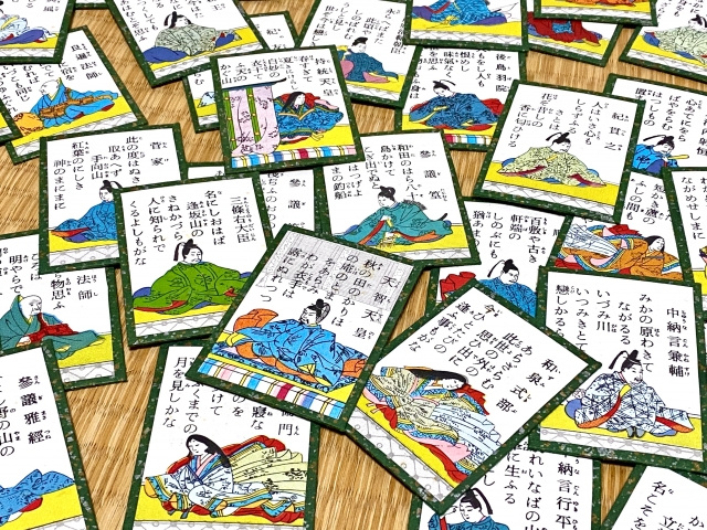 実は複数の遊び方があった！百人一首