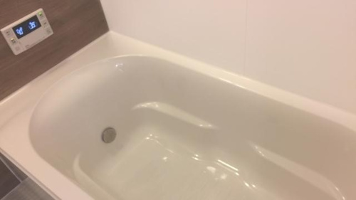 賃貸物件のお風呂の設備である「オートバス」とはどのようなモノなのかについて解説していこうとしている写真