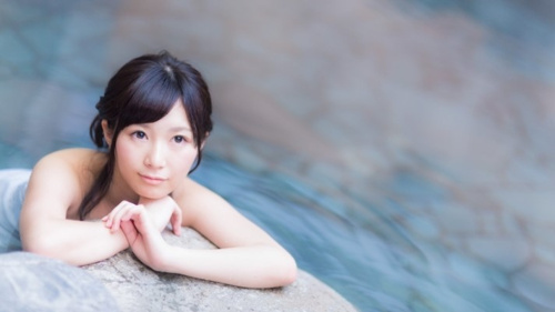 お風呂に入りながら、入浴効果を実感している女性の写真