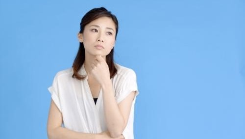 賃貸物件を申込む際になぜ緊急連絡先人が必要なのかを考える女性の写真