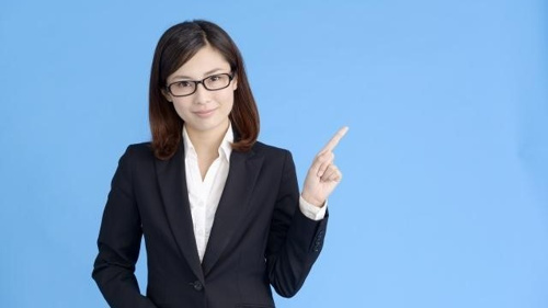 賃貸の名義変更について、まとめてみようとしている女性の写真