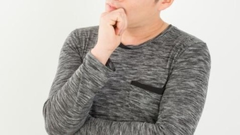この部屋で本当に良いのかと悩む男性の写真