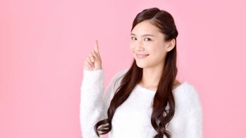 賃貸契約が難しい人がいるというテーマについて、まとめようしている女性の写真