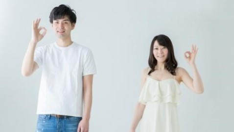 エアコンが設置されていない部屋で快適に過ごしているカップルの写真