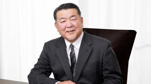 エアコンが設置されていない賃貸物件のコトについて「分かりましたか？」という顔をしている不動産屋の社長の写真
