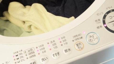 ベランダに置いてある洗濯機を夜の遅い時間帯にしか使えない場合どうしようと考える写真