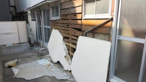 台風被害にあってしまった賃貸物件を見て、その対策を考える写真