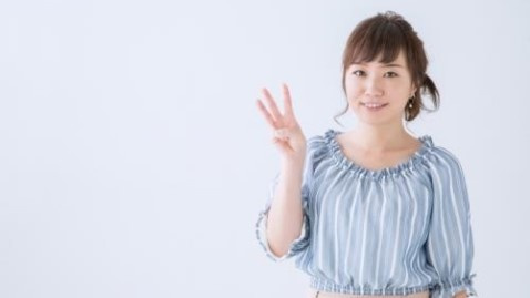 火災保険の種類が３つあるコトを説明している女性の写真