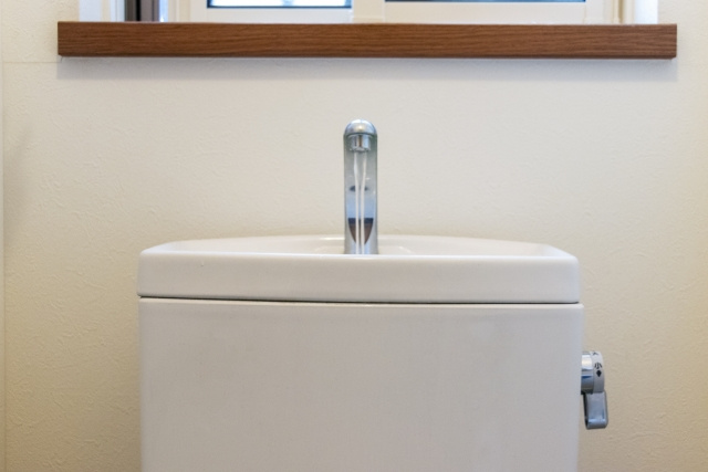 生活の疑問？ 水洗トイレのタンクの上の蛇口って手を洗う所？の画像