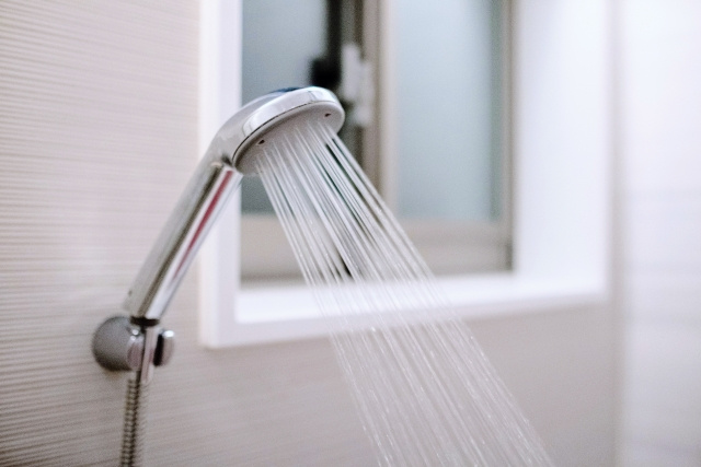 浴室を出る前にかけるのは「お湯」or「冷水」どっちが正解？