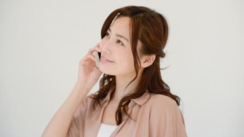 賃貸物件の入居審査時に入る「確認電話」のコトについて審査結果にどのくらいひびくのかを解説しようとしている女性の写真
