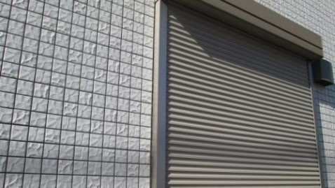 賃貸物件に付いている「防犯シャッター」について防犯以外にはどのような利点があるのかを解説していこうとしている写真