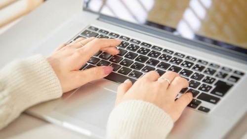 賃貸の「ネット無料」と書いてある物件のコトについて、メリットばかりではなく「特徴」や「注意点」もあるんだというコトについて解説していこうとしている様子の写真