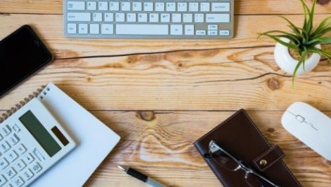 インターネットが無料で使える賃貸物件の特徴や注意点なんかを、しっかりと理解できたうえで内容をまとめていこうとしている様子の写真