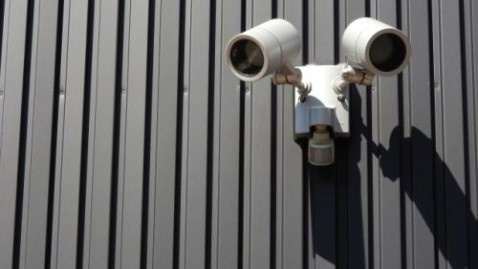 賃貸物件で空き巣の被害に遭わないようにするためにはセンサーライトを設置した方が良いというコトを解説していこうとしている写真