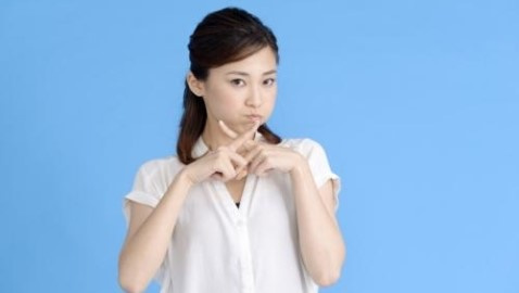賃貸の空き巣対策として、鍵の保管場所を屋外に作るコトはＮＧだという内容を解説していこうとしている女性の写真