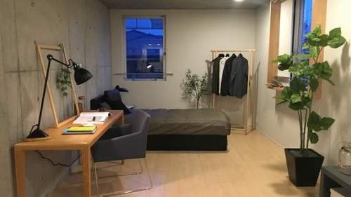 賃貸物件の空き巣対策ではどのようなコトが大切なのかについて内容を理解して、まとめていこうとしている様子の写真