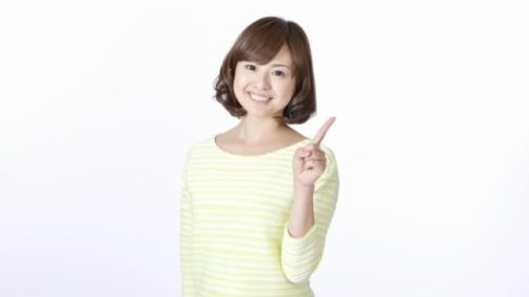 賃貸物件の部屋の向きには、それぞれどのような特徴があり人気の向きはどれなのかというコトについて内容を理解してまとめていこうとしている女性の写真