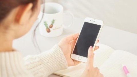 インターネットの利用料金が０円の賃貸物件はどんな仕組みになっているのかというコトについて解説していこうとしている女性の写真