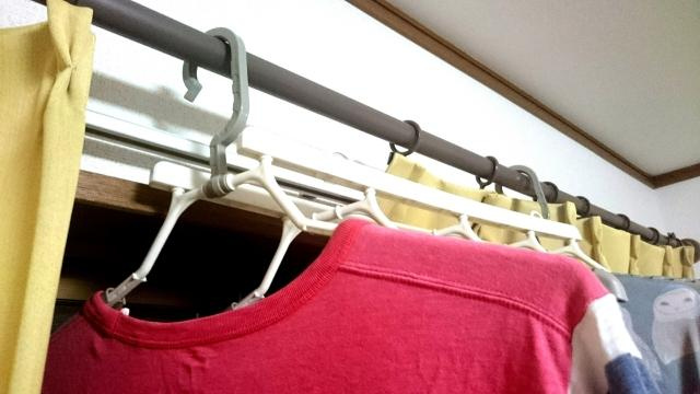 【カーテンレールに干すのはNG？】部屋干しの匂いが残らない方法を紹介の記事