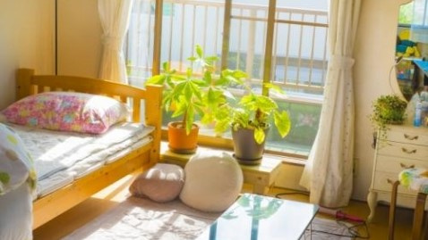 賃貸物件で１階の部屋を選ぶ際には、どのような防犯対策が有効なのかというコトについてしっかりと内容を理解したうえで最後にまとめていこうとしている様子の写真