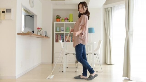 家具家電付きの賃貸物件を選んだ結果、どのようなメリットや注意点があるのかというコトについてしっかりと理解し、最後にまとめていこうとしている女性の写真