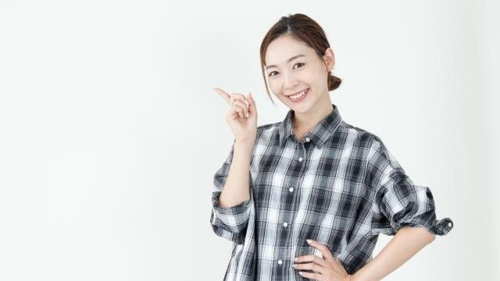 ロフト付きの賃貸物件のメリット・デメリットについて、その内容をしっかりと理解したうえで最後にまとめていこうとしている女性の写真