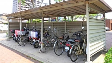 賃貸物件を探す際に、ついつい見落としがちになってしまう「駐輪場」のコトについて解説していこうとしている様子の写真