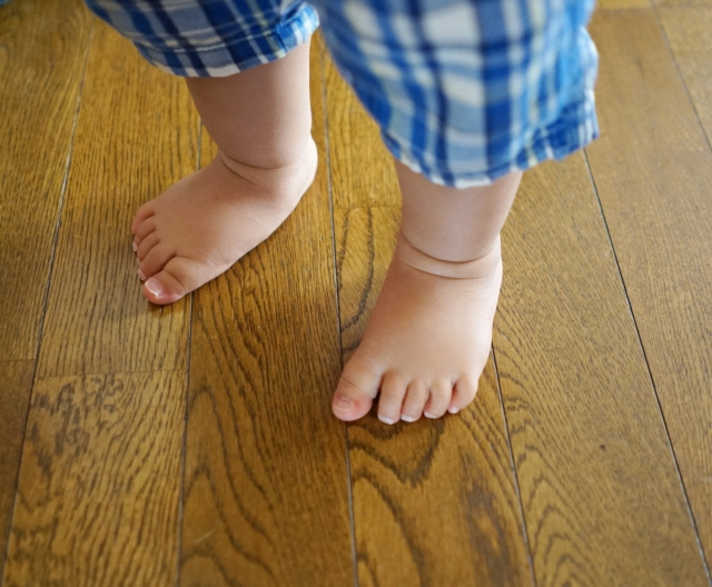 賃貸住まいの方必見！子どもの足音が階下に響く原因と対策の画像