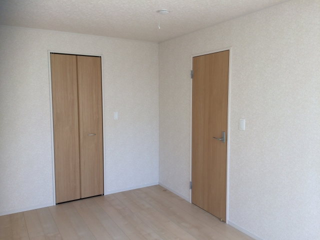 フローリングの色とドアや家具との合わせ方の画像