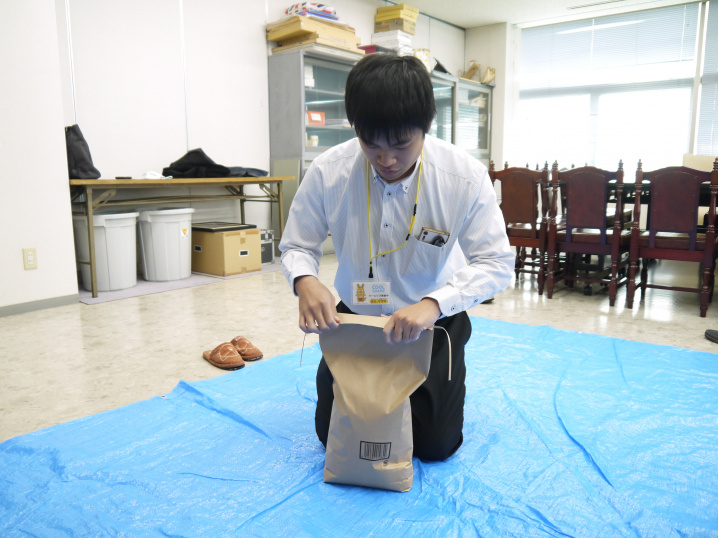 巻き込むように折り畳んで