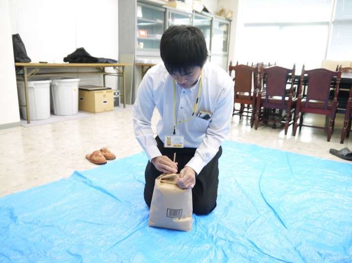 ヒモをグッと縛ります