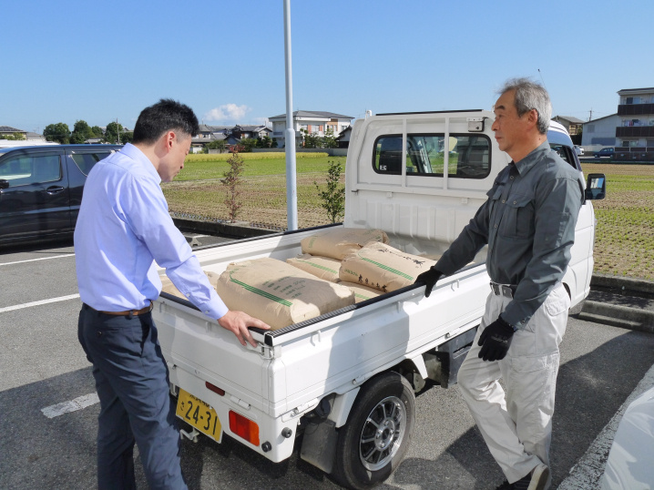 お米納品様子