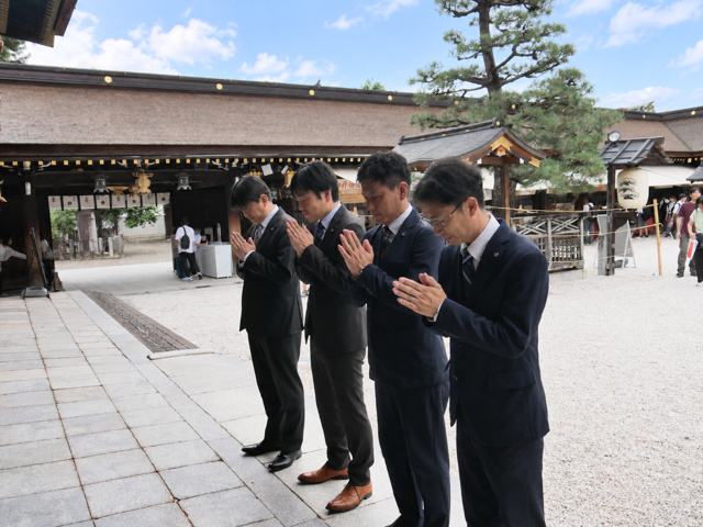 スタッフ一同で、合格祈願のお祈り