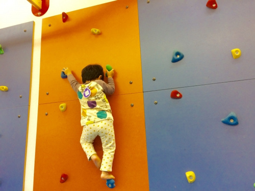ボルダリングが子どもに与える効果！横浜市鶴見区のおすすめ施設もチェック