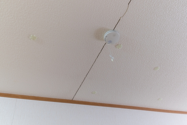 戸建て住宅の天井にひび割れが！考えられる原因と取りうる対策についての画像
