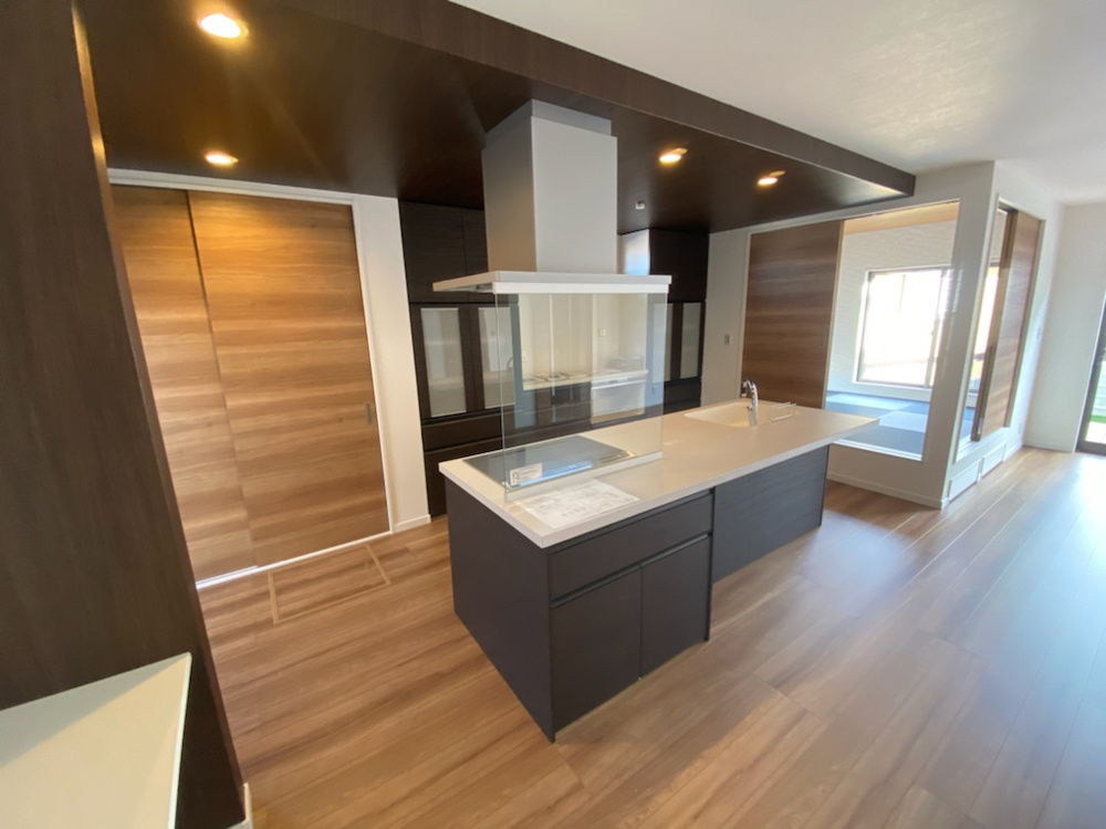 【施工事例】青空に映える白い家、光と開放感を楽しむ住まいの画像