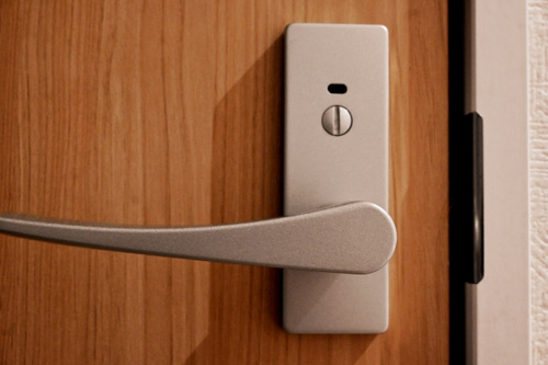 賃貸物件のドアに穴！？いざという時のための木製建具の穴に関する知識