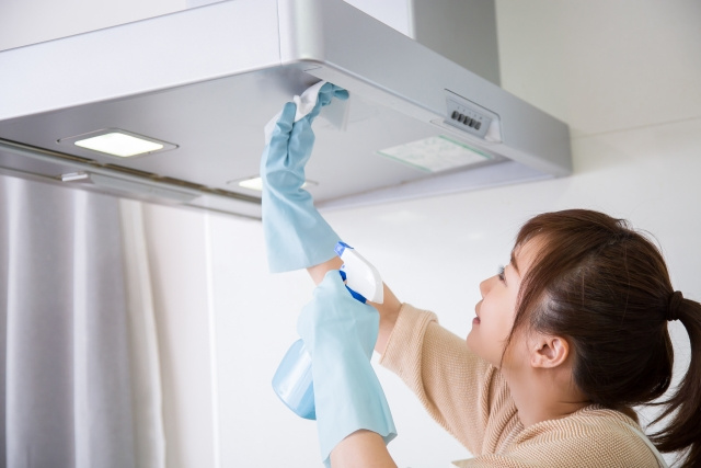 賃貸のレンジフードを安全に外すには？失敗しない外し方と掃除方法を紹介の画像
