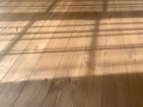 温かみを感じるお部屋作りにおすすめの無垢材そのメリットとは
