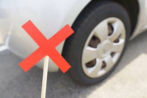 賃貸の駐車場に違法駐車があった場合どうする？対処法と注意点