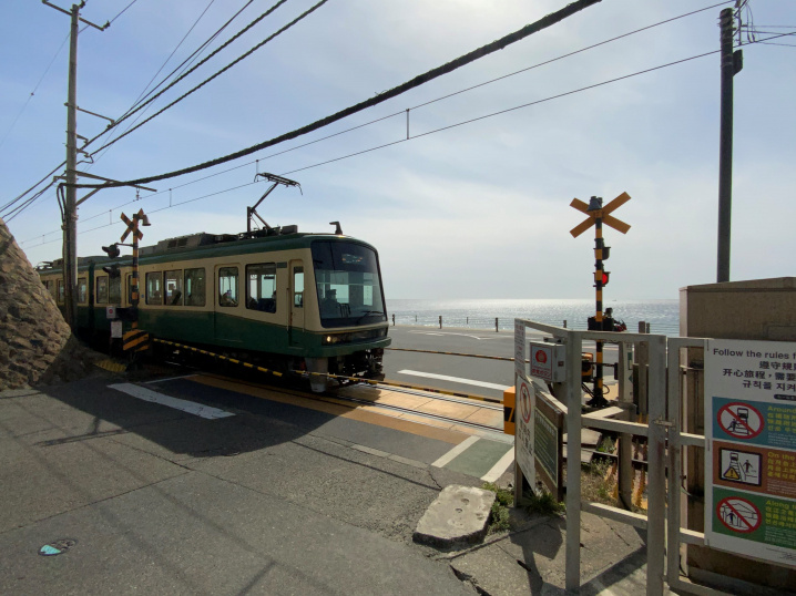 高台から海を眺める家♪　眼下の江ノ電がジオラマのよう(^^)の画像