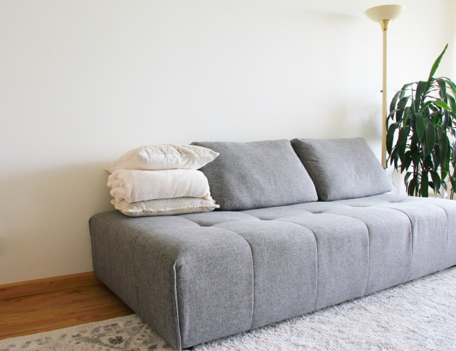 賃貸物件で狭いお部屋でもあきらめない！ソファのあるくつろぎ生活の画像