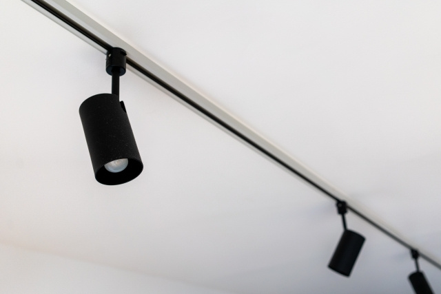 賃貸物件でも天井にダクトレールを設置できる？照明でオシャレ空間を演出しよう！の画像